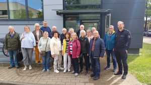 POK Wedermann mit den Besucherinnen und Besuchern vor der Kooperativen Großleitstelle am FriedhoswegKreyenbrück